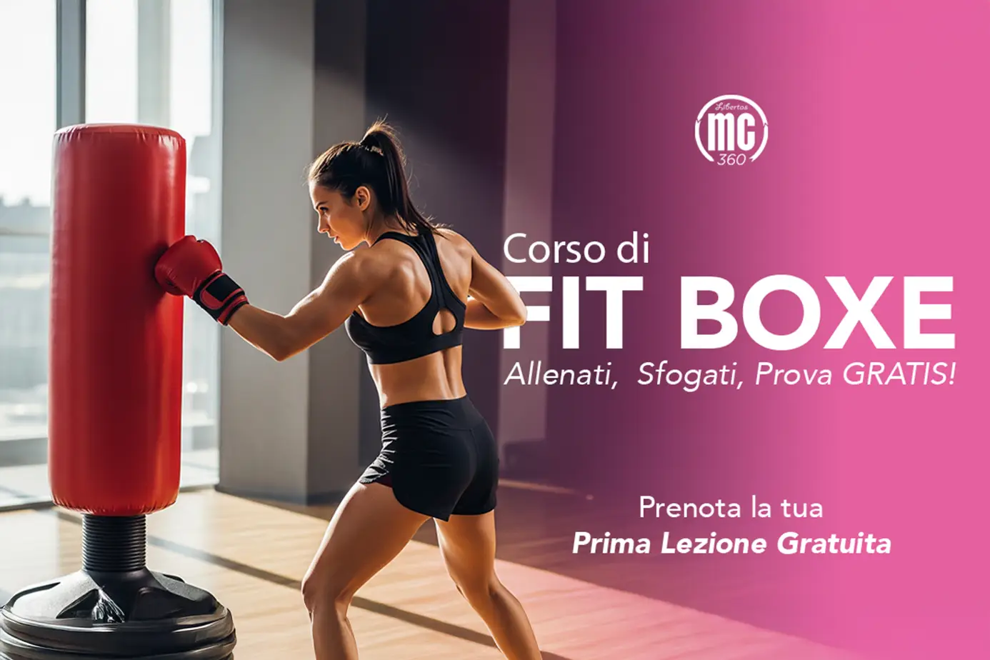 Ragazza si allena con la fit boxe con sacco a terra