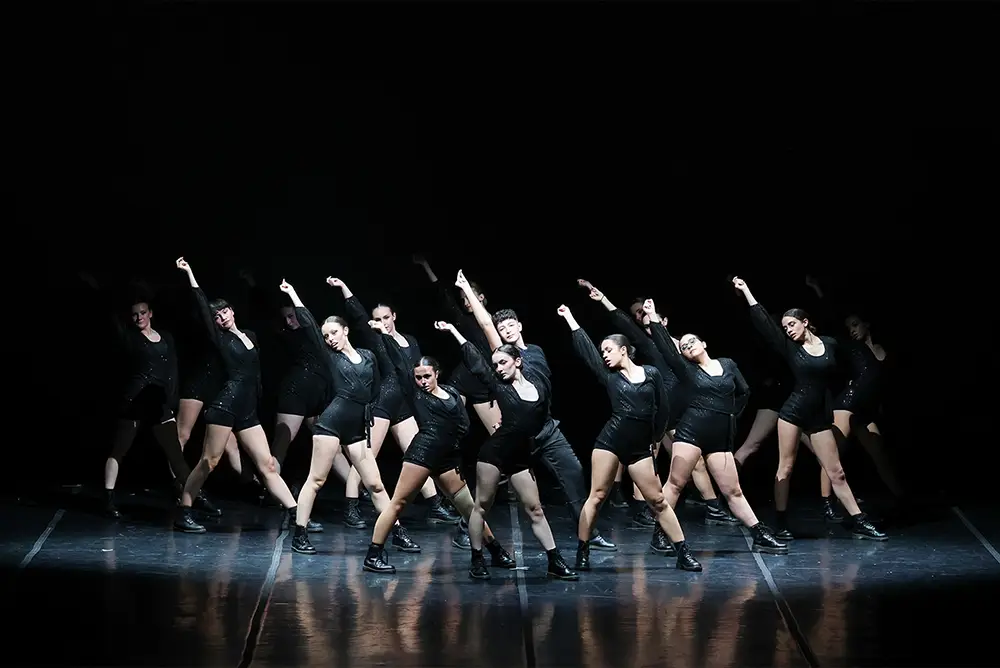 Allievi della scuola di danza a Pavia MC360 che eseguono una coreografia di video dance ispirata ai videoclip
