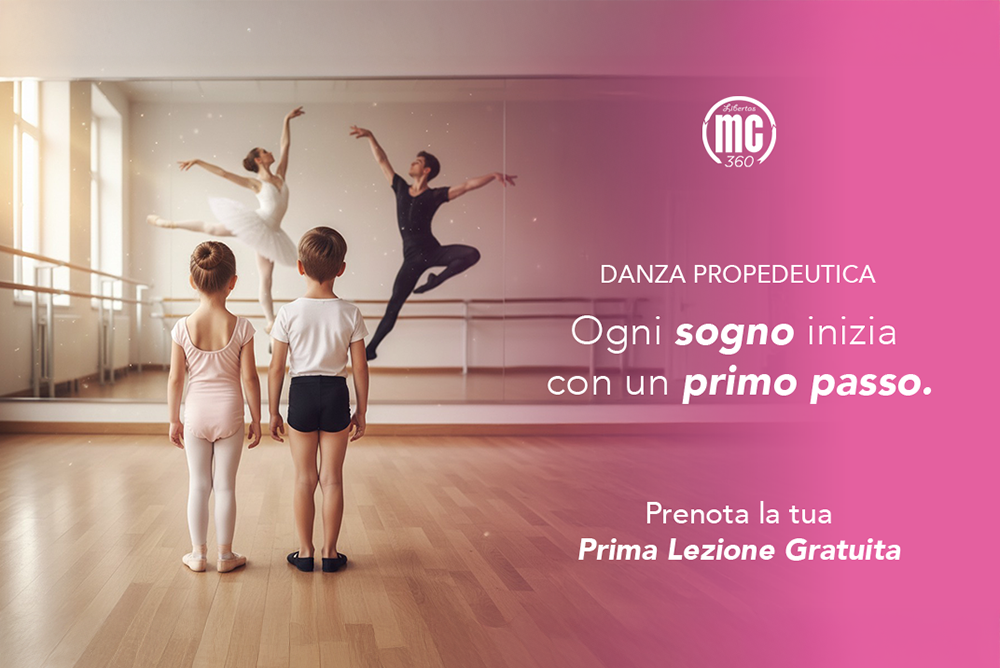 Bambini che guardano ballerini in una sala di danza propedeutica della scuola MC360 a Pavia, prima lezione gratuita disponibile