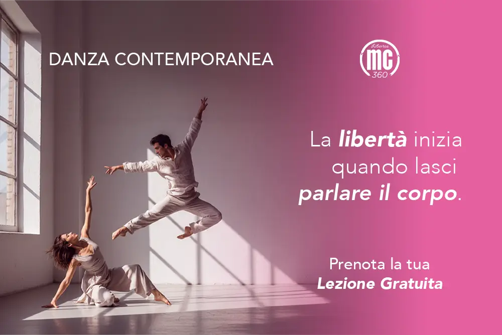 Due ballerini di danza contemporanea si esibiscono in una sala luminosa con grandi finestre, esprimendo libertà e creatività attraverso il movimento presso MC360 Pavia