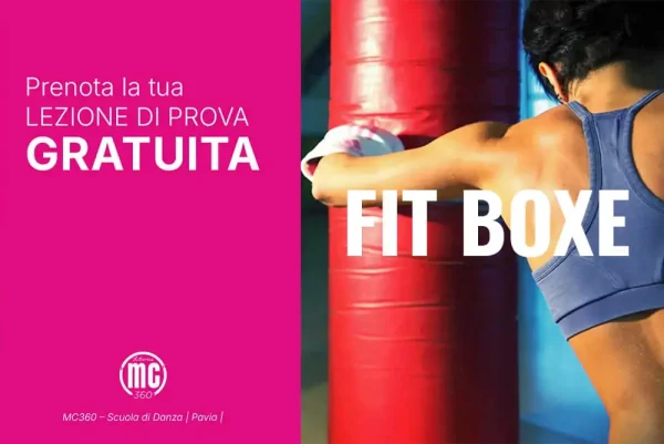 fit-boxe-pavia-mc360-lezione-prova-gratuita Donna che si allena con fit boxe colpendo un sacco rosso presso MC360 Pavia - lezione di prova gratuita disponibile