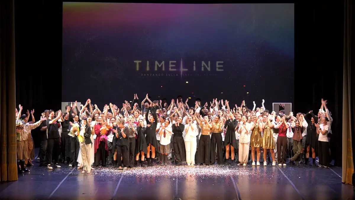 Allievi della scuola di danza MC360 sul palco del Teatro Fraschini di Pavia durante il saggio TIMELINE 2026