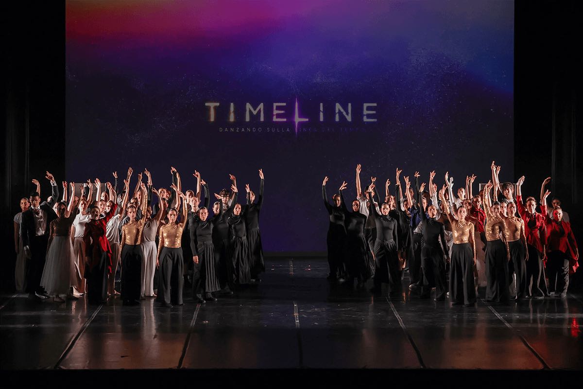 Ballerini MC360 in scena durante lo spettacolo TIMELINE al Teatro Fraschini di Pavia