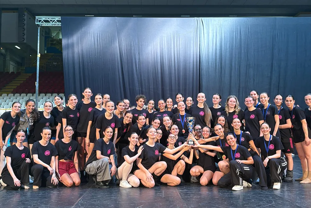 Foto di gruppo MC360 vincitori Trofeo Venneri 2025 con la coppa e tutti i danzatori